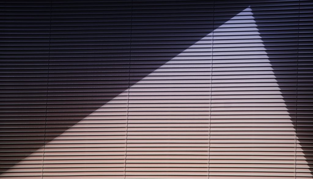 Shadow Light Blinds Wall - StockSnap / Pixabay