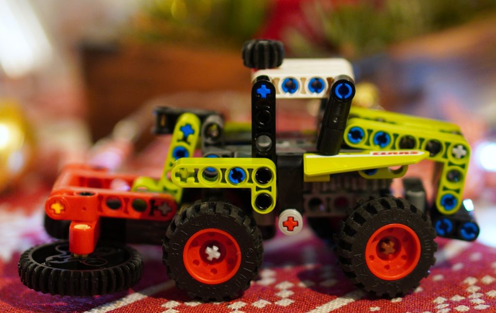 Tractor Machinery Miniature Toys - matthiasboeckel / Pixabay